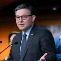 El presidente de la Cámara de Representantes, Mike Johnson, en una rueda de prensa en el Capitolio.