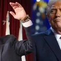 El presidente de Estados Unidos, Donald Trump, (d) y Rodrigo Paz (i)