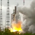 El cohete Ariane 5 despega desde el Centro Espacial de Guayana en Kourou.
