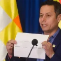 El vicepresidente Edmand Lara durante la presentación de la denuncia del oficial.