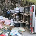 El camión terminó con vuelco de costado tras el accidente.