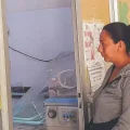 Sarita Pérez permanece en las afueras del Servicio de Neonatología.