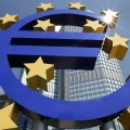 El sol se refleja en el logo del Banco Central Europeo (BCE) frente a su sede en Fráncfort.