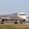 Avión de LATAM en aeropuerto