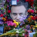Una multitud deposita flores en un monumento en memoria de Alexéi Navalny en Ámsterdam.