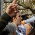 Un médico protesta en una manifestación en 2018.