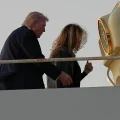 Donald y Melania Trump abordan el Air Force One en el Aeropuerto Internacional de Palm Beach.