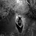 Una familia Pirahã navegando por un río en la Amazonía.