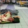 Pacientes son atendidos en el piso en el Hospital de Clínicas en La Paz.