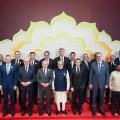 El primer ministro indio Narendra Modi junto a dirigentes mundiales durante la Cumbre de Impacto de la IA 2026 en Nueva Delhi