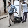 Personas caminan por una calle durante un apagón en La Habana.