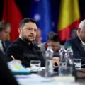 Volodímir Zelensky en una conferencia por el cuarto aniversario de la guerra.