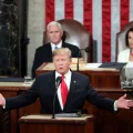 Foto de archivo de Donald Trump brindando un discurso sobre el Estado de la Unión durante su primera presidencia.