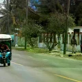 Una persona manejando un vehículo eléctrico por una calle en La Habana (Cuba).
