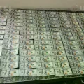 Personal policial muestra billetes falsos incautados.