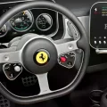 Retroelektro: El interior del primer E-Ferrari Luce es sorprendentemente analógico.