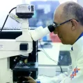 Una integrante de un equipo médico de investigadores trabaja en un laboratorio