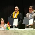 El presidente de Bolivia, Rodrigo Paz, y el presidente de la CAF, Sergio Díaz-Granados, en la firma del convenio.
