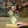 El Reloj Interplanetario, un dispositivo mecánico con engranajes y esferas para varios planetas.