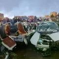 Vehículos destruidos tras el accidente aéreo en la avenida Bolivia de El Alto.