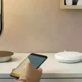 Un smartphone controlando la iluminación de un hogar.