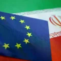 Banderas de Irán y de la Unión Europea: las posturas de los gobiernos del bloque son diversas.