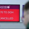 Vista de un panel digital que muestra un vuelo cancelado de Qatar Airways en el Aeropuerto de Frankfurt.