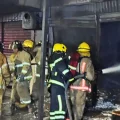 Bomberos sofocan el incendio registrado en la avenida Alemana.