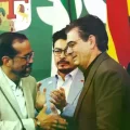 El gobernador de Santa Cruz saluda al presidente Paz tras la reunión de coordinación.