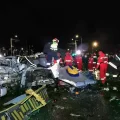 Los bomberos rescatan a los heridos en el accidente aéreo de El Alto.