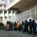 Fila para cambiar billetes de la Serie B en el BCB.