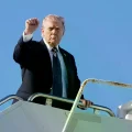 Donald Trump aborda el Air Force One.
