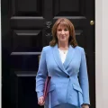 La ministra de Finanzas británica, Rachel Reeves, sale del número 11 de Downing Street.