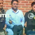 El hombre (centro) fue enviado a la cárcel con detención preventiva el 13 de febrero.