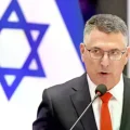 El ministro de Relaciones Exteriores de Israel, Gideon Saar, felicitó al gobierno de Paz.