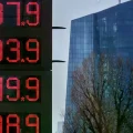 Los precios de la gasolina figuran en una gasolinera con el Banco Central Europeo al fondo, en Fráncfort, Alemania.