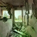 Destrozos en una escuela en Azerbaiyán alcanzada por un dron.