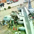 Los restos del avión siniestrado en la ciudad de El Alto.