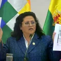 La ministra de Salud y Deportes, Marcela Flores, muestra algunos indicios