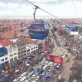 Una vista panorámica desde el Teleférico, muestra una parte de la ciudad de El Alto.