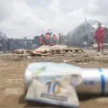 Billetes en la zona del accidente aéreo en El Alto.
