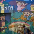 Una persona camina frente a un mural alusivo a la niñez en La Paz.