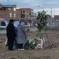 Familiares dejan flores en el lugar del accidente aéreo en El Alto.