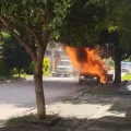 El momento del incendio del vehículo en la avenida.