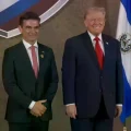 Rodrigo Paz (i) y Donald Trump en la cumbre 'Escudo de las Américas'.