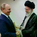El presidente ruso Vladimir Putin, con el líder supremo Ali Khamenei asesinado en los ataques de Estados Unidos e Irán.