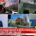 Un hombre con casco toma del brazo a Nelson Castro durante una transmisión en vivo.