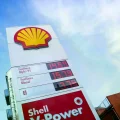 Los precios de combustible en una estación de Shell en Copenhague.