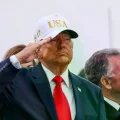 El presidente de EE.UU., Donald Trump durante un homenaje a soldados.