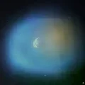 Impresión artística del cometa 3I/ATLAS pasando cerca del Sol, mostrando emisiones de metanol (azul) y cianuro de hidrógeno (
